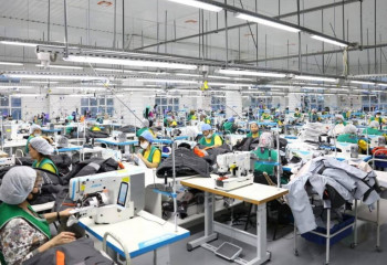 Больше тысячи комплектов спецодежды бесплатно сшили для борцов с паводками в Актюбинской области