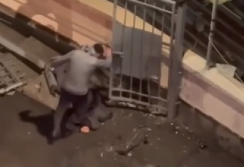 Алматыда ер адам күзетшіні көлікпен қағып, тепкілеп өлтірді