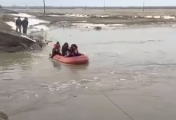 ШҚО құтқарушылары су басқан жолдан тұрғындарды өткізіп жатыр