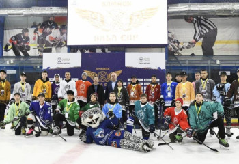 В Астане проходит турнир по хоккею с шайбой среди сельских детско-юношеских команд