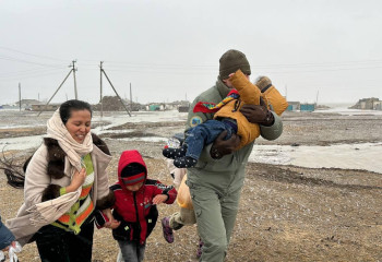 Военные пришли на помощь жителям пострадавших от наводнения сел