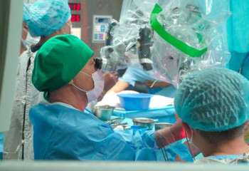 Столичные нейрохирурги удалили огромную шишковидную опухоль у 52-летнего пациента