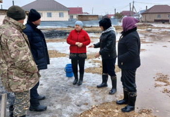Борющихся с паводками спасателей кормят и обогревают местные жители