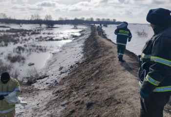Больше 1000 человек и 280 единиц техники задействованы на паводковых участках страны