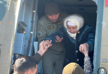 Круглосуточно работают в районах наводнения военнослужащие Вооруженных сил