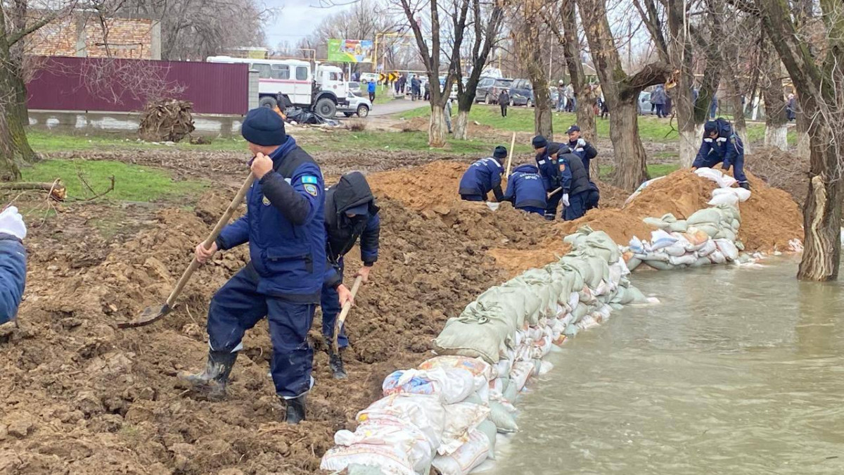 В Алматинскую область на помощь коллегам прибыли спасатели из Астаны