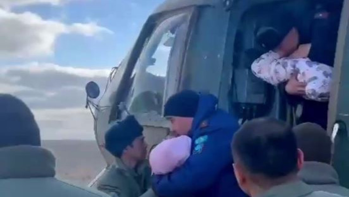 Двух новорожденных близняшек эвакуировали на вертолёте в Актюбинской области