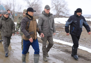 Роман Скляр Ақтөбе облысы Тамды ауылының тұрғындарымен кездесті