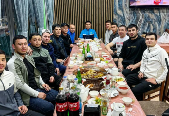 Мырзағали Айтжанов дастархан басында Қазақстан мен Өзбекстан боксшыларына бата берді