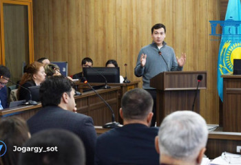 «Өшір, барлығын өшір». Сотта Бишімбаев пен Байжановтың хат алмасуы оқылды