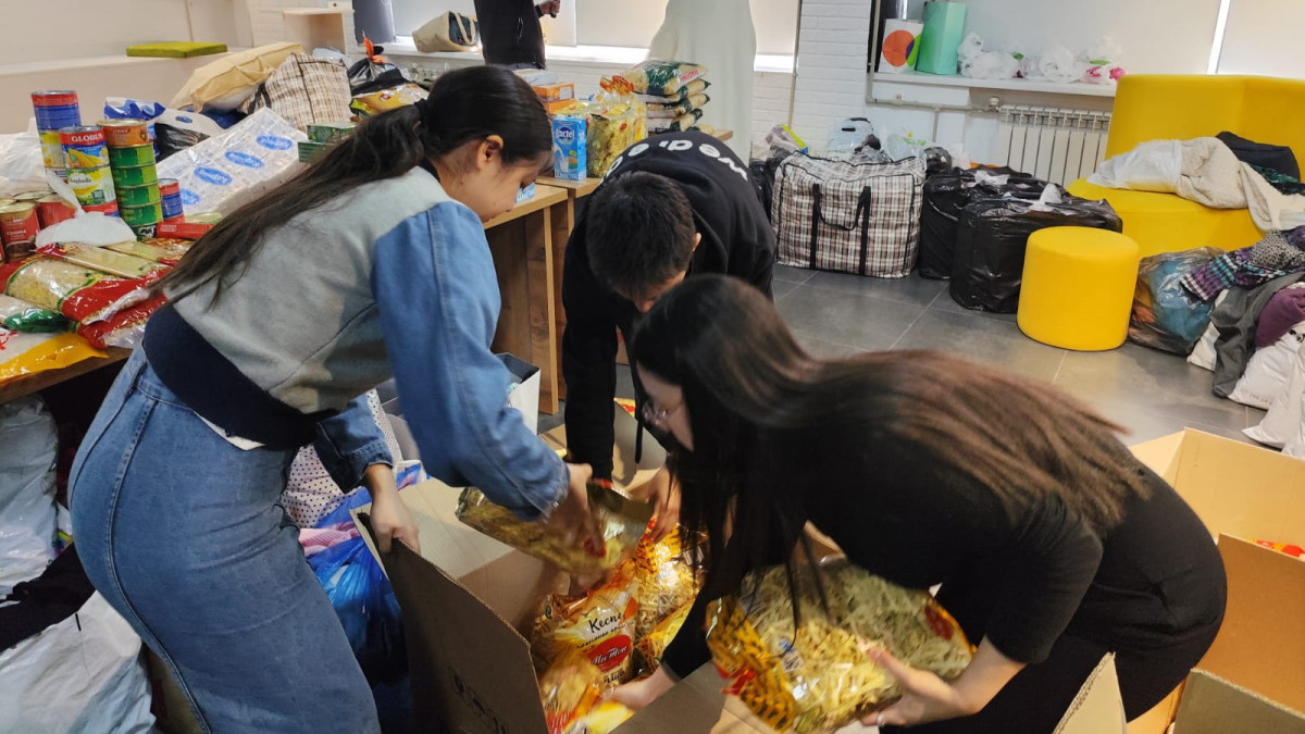 Алматинцы собирают гуманитарную помощь пострадавшим от наводнения
