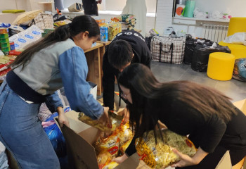 Алматинцы собирают гуманитарную помощь пострадавшим от наводнения