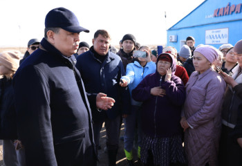 Қанат Бозымбаев Қарағандыдағы су тасқыны жағдайын тексеріп, тұрғындармен кездесті