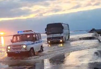 Полицейлер су басқан жолда қалып қойған үш автобус жолаушыларына көмекке келді