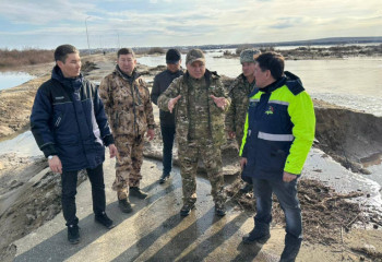 Часть моста и дорогу размыло в Актюбинской области