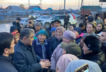 Жители Актюбинской области, пострадавшие от паводков, задали вопросы о получении помощи и о паводковой ситуации министру водных ресурсов и ирригации.