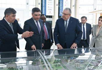 Olzhas Bektenov meets with Nazarbayev University's scientific developments