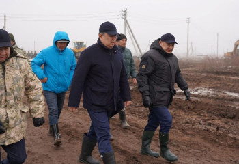 Қанат Бозымбаев Ақмола облысындағы су тасқынына қарсы жұмыстар барысын тексерді