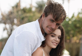 Ресейлік мәнерлеп сырғанаушы қазақстандық теннисшіге тұрмысқа шығады