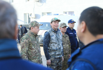 Ақтөбе әкімі су тасқынында көмектескен құтқарушыларға алғысын білдірді