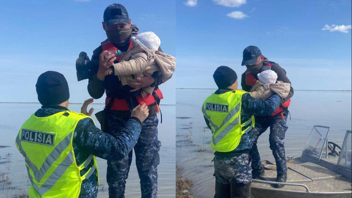 Девятимесячного малыша на лодке перевезли из затопленного села чтобы срочно доставить в больницу
