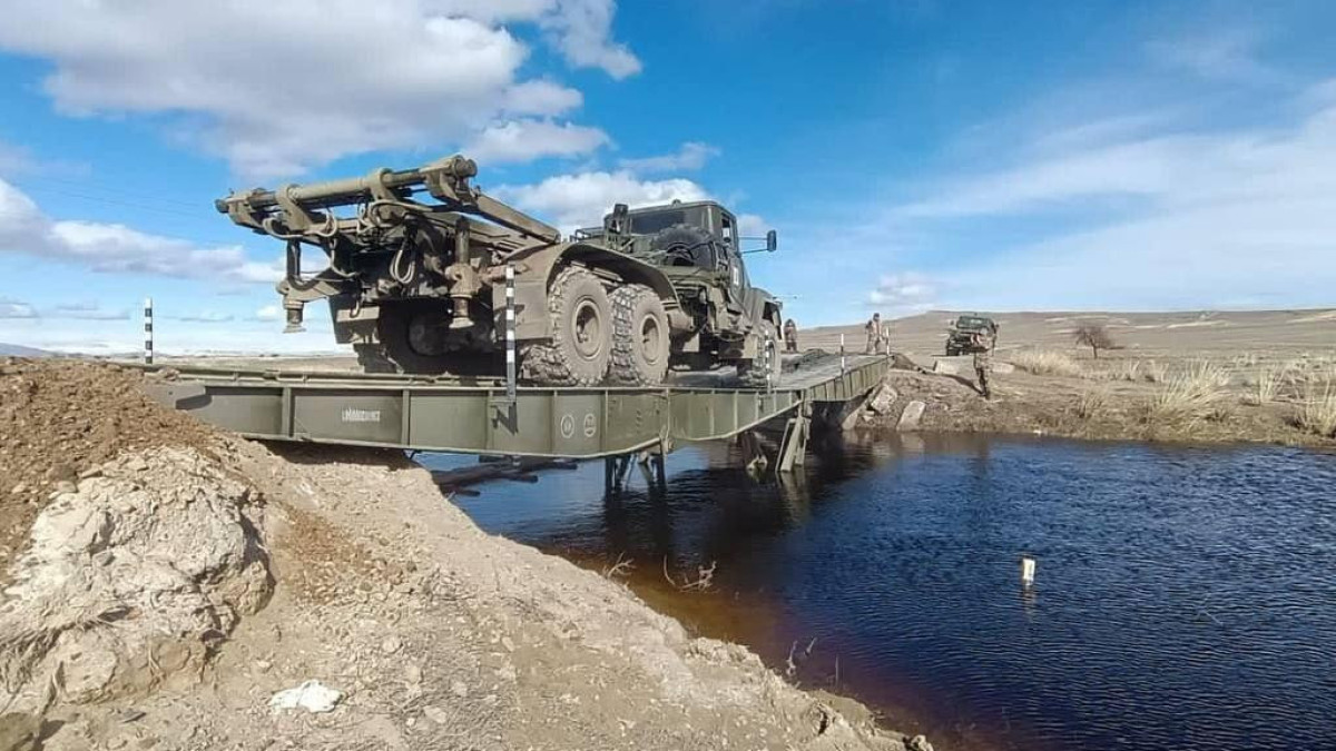 Военные инженеры готовятся к наведению переправы на реке в Актюбинской области