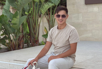 Бельгиядан келген Жәнібек өзін асырап алған анасын көрсетті