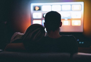 Мамандар теледидарды қосып ұйықтаудың қаупі туралы ескертті