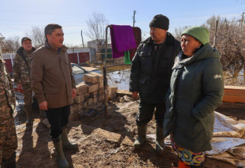 Олжас Бектенов Ақтөбе облысында су тасқынынан зардап шеккен үйлерге барды