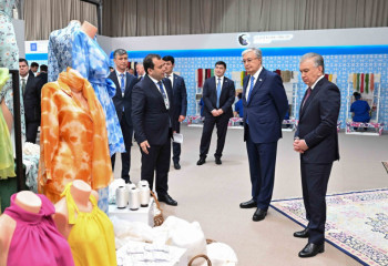 Президенты Казахстана и Узбекистана осмотрели выставку промышленных товаров