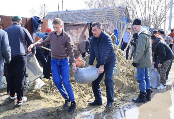 Ұлттық құрылтай мүшелері су басқан өңірдің халқымен кездесіп, көмек көрсетіп жатыр