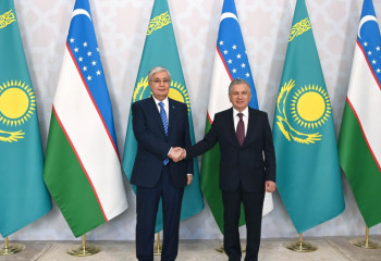 Тоқаев пен Мирзиёев бейресми кездесу өткізді