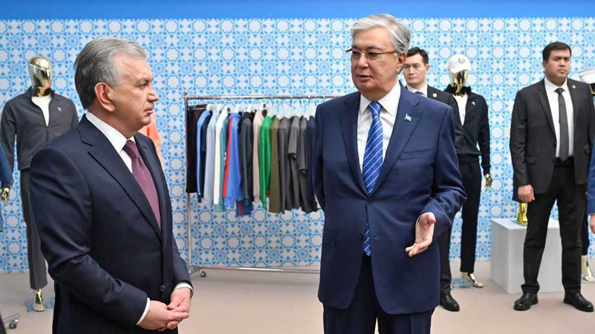 Президент Өзбекстан өнеркәсіп тауарларының көрмесін аралады