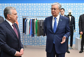 Президент Өзбекстан өнеркәсіп тауарларының көрмесін аралады