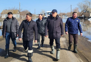 Аким СКО встретился с жителями села, куда пришла большая вода