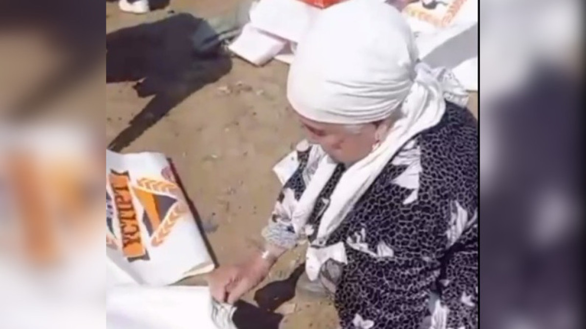 80-летняя пенсионерка помогает волонтерам в пригороде Атырау