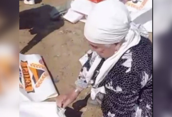 80-летняя пенсионерка помогает волонтерам в пригороде Атырау