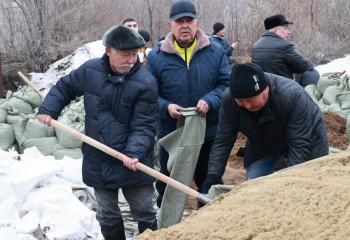 Су тасқыны: Қостанайда қолына күрек ұстаған мыңнан астам ерікті көмекке келді