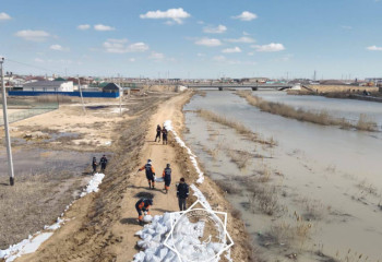Спасатели продолжают укрепление защитных дамб в Кульсары