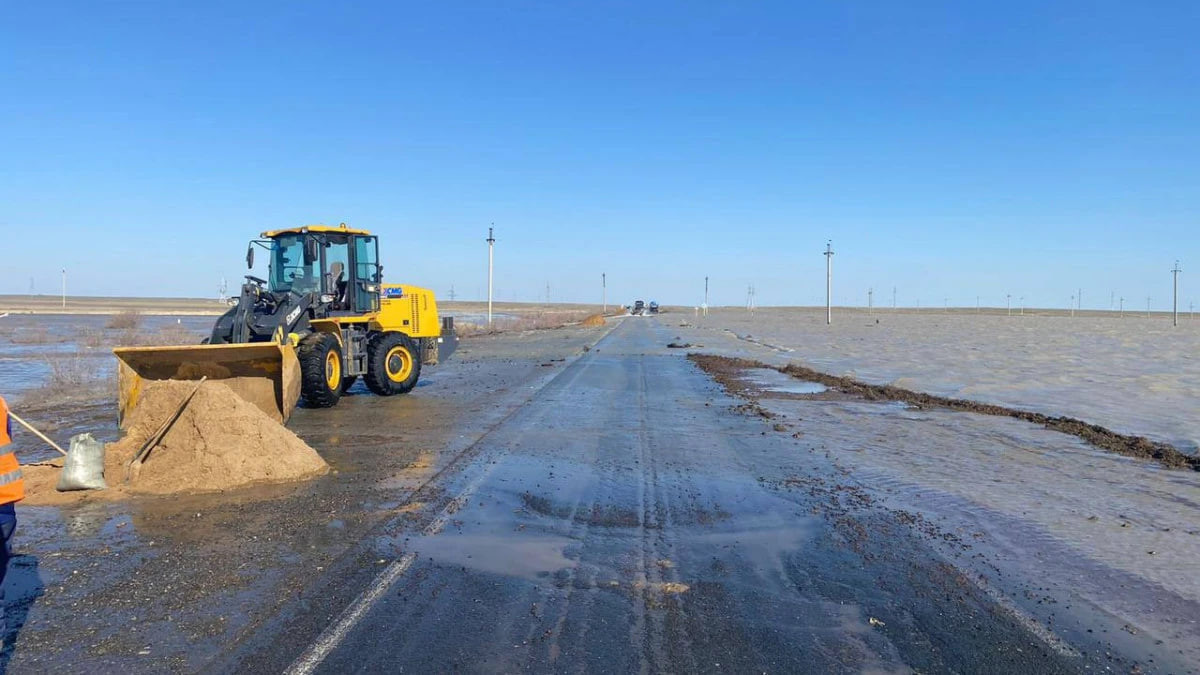 Семь участков трасс в Казахстане затопило паводками