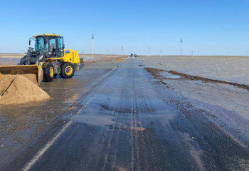 На каких автодорогах Казахстана ограничили движение