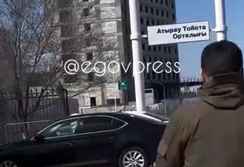 Атырауда әкімдік қызметкері су тасқыны кезінде көлік қарап жүргені рас па