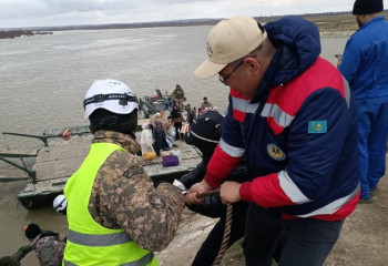 Дәрігерлер құтқарушыларға су басқан ауылдардың тұрғындарын эвакуациялауға көмектесуде