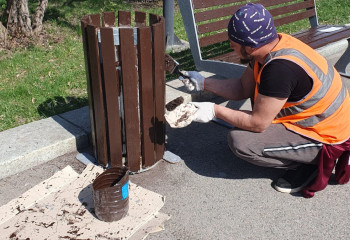«Алматы – біздің ортақ үйіміз»: Мегаполисте 6 мыңнан астам орындық пен 12 мың қоқыс жәшігі ауыстырылады