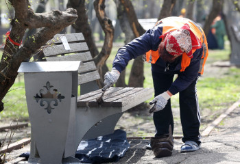 «Алматы – наш общий дом»: до конца месяца в мегаполисе заменят свыше 6 тыс. скамеек и 12 тыс. урн
