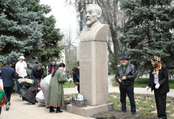 Цветы у дома-музея Ахмета Байтурсынулы посадили видные деятели культуры