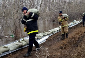 Столичные спасатели продолжают противопаводковые работы в Костанайской области