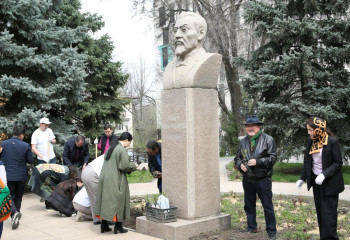 Алматыда Ахмет Байтұрсынұлының музей-үйі аумағына гүлдер отырғызды