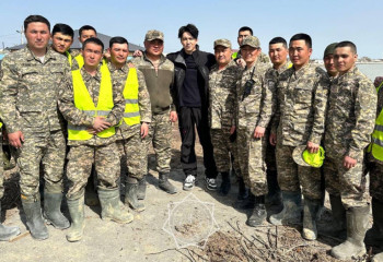 Димаш Кудайберген поблагодарил спасателей и военных Актюбинской области