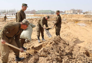 В круглосуточном режиме военнослужащие Вооруженных сил помогают населению справиться с водной стихией